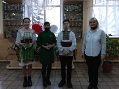 В фойе школы